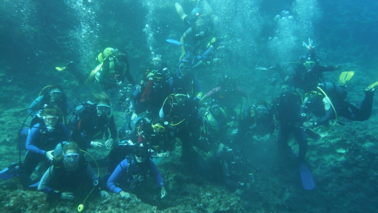 Gruppenbild von Vereinstaucher*innen unter Wasser